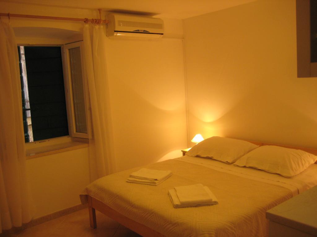 Gala Apartments Komiza Exterior photo